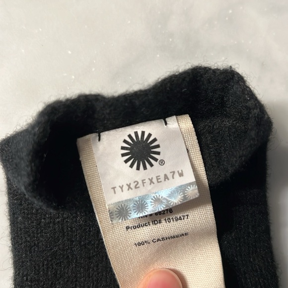 UGG 100% cashmere hat glove set. Black. EUC - Picture 7 of 7